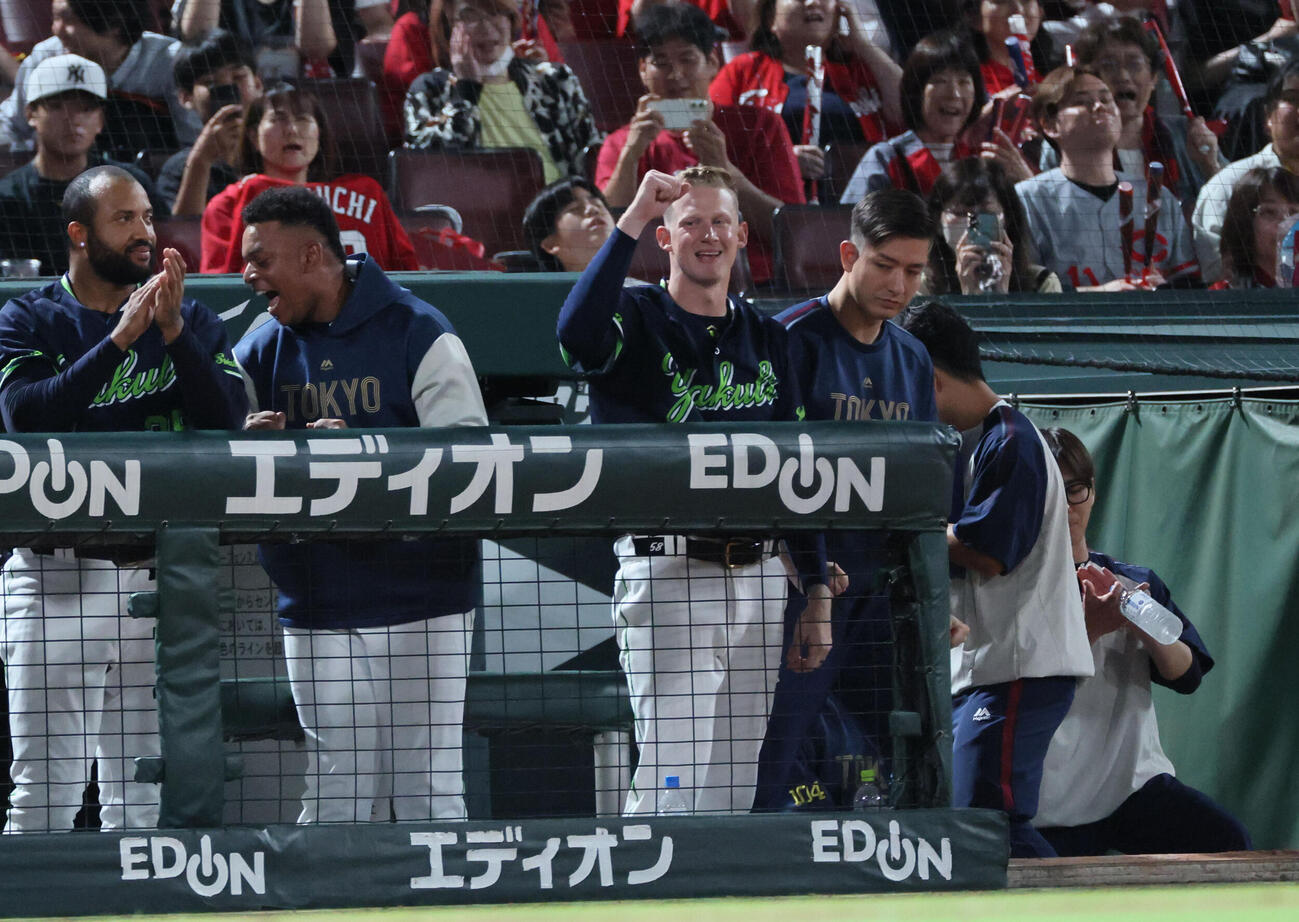 広島対ヤクルト　来日初勝利を喜ぶヤクルトナッシュ・ウォルターズ（中央）（撮影・加藤孝規）