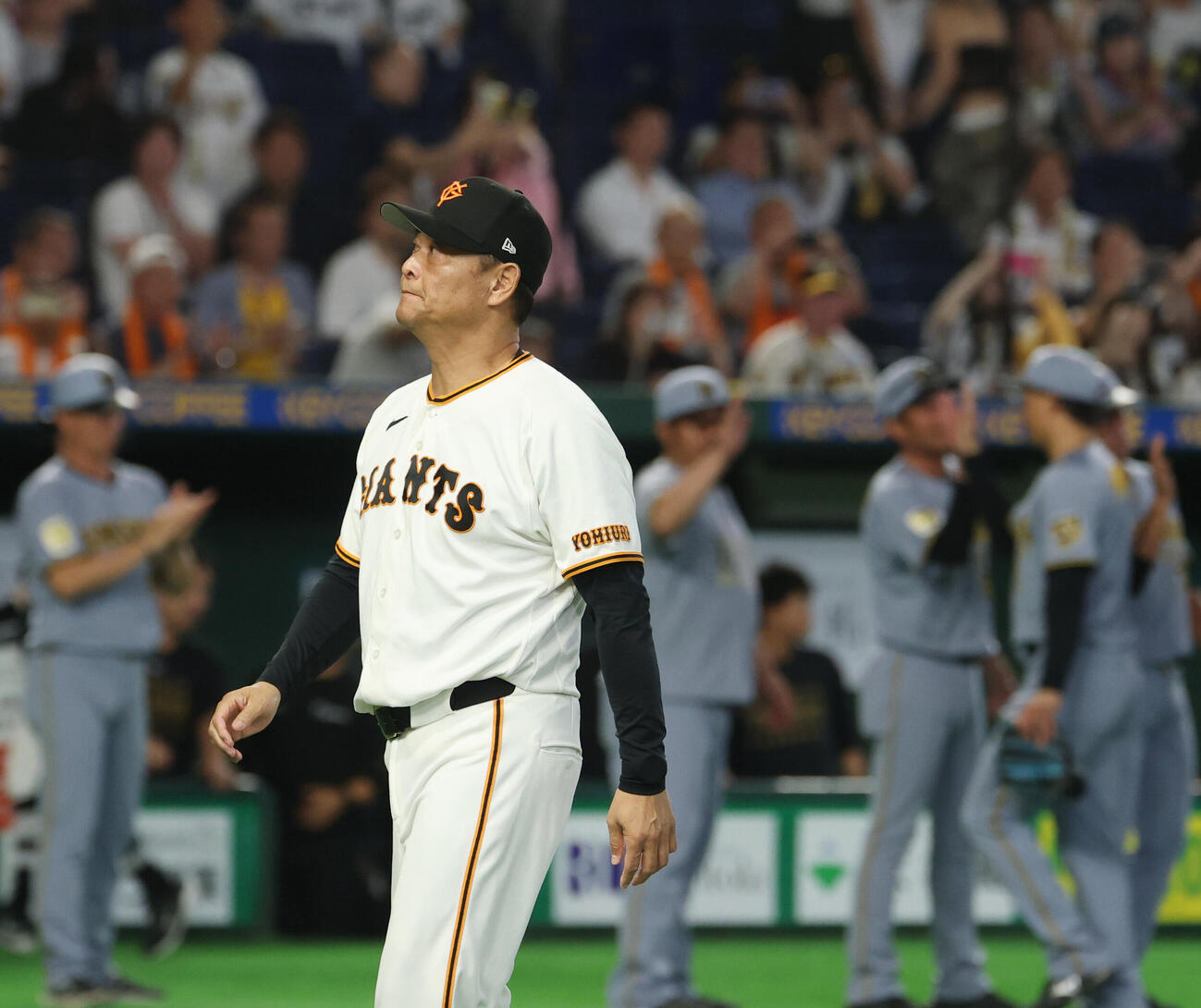 巨人対阪神　阪神に敗れ引き揚げる橋上秀樹監督代行（撮影・増田悦実）