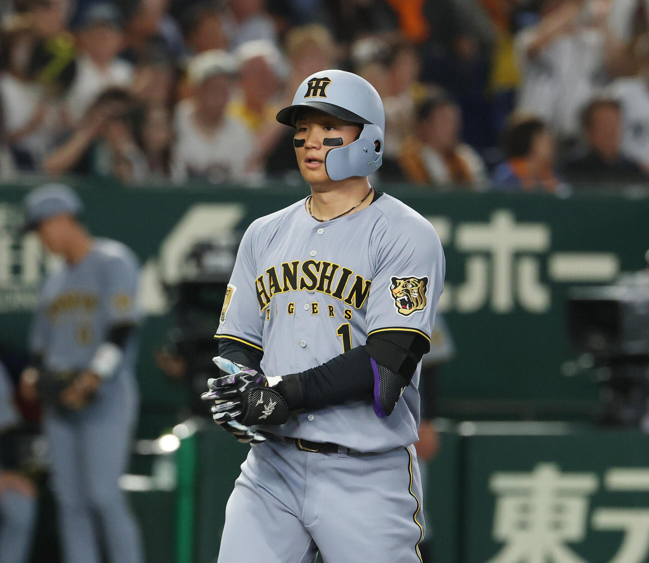 巨人対阪神　6回表阪神2死一塁、2点本塁打を放ち生還し手をたたき喜ぶ森下翔太（撮影・増田悦実）