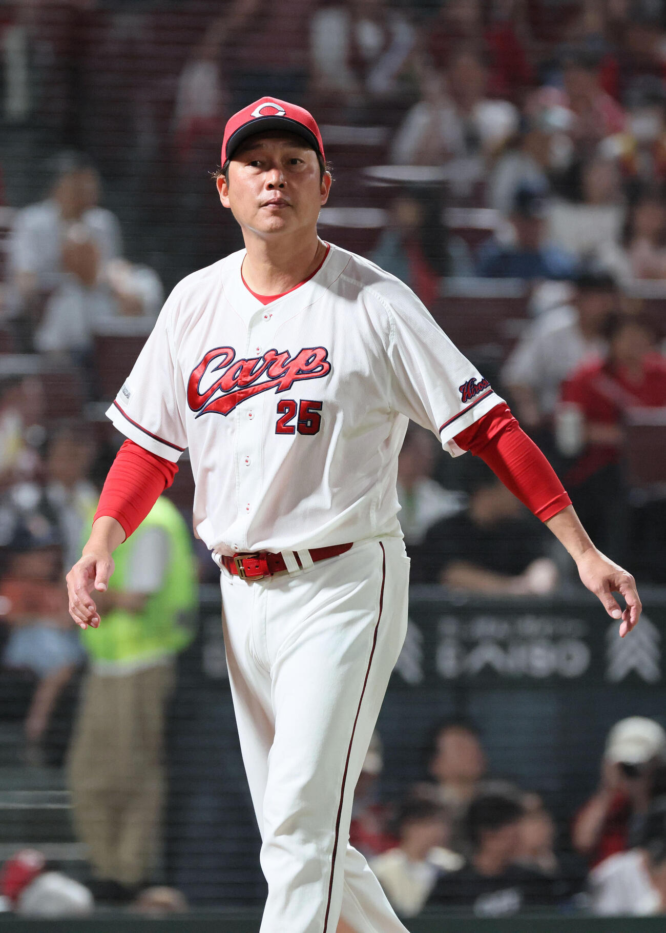 広島対ヤクルト　8回裏終了時、交代を告げる新井貴浩監督（撮影・加藤孝規）