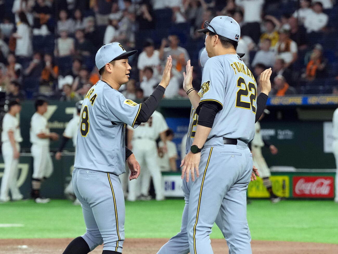 巨人対阪神　巨人に勝利し藤川球児監督（右）とハイタッチする阪神伊原陵人（撮影・たえ見朱実）