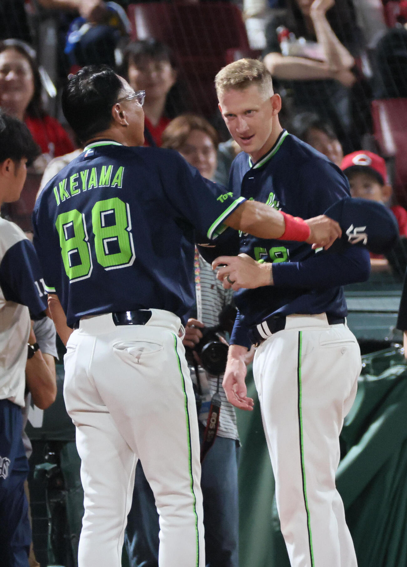 広島対ヤクルト　来日初勝利を池山隆寛監督（左）と喜ぶヤクルトナッシュ・ウォルターズ（撮影・加藤孝規）