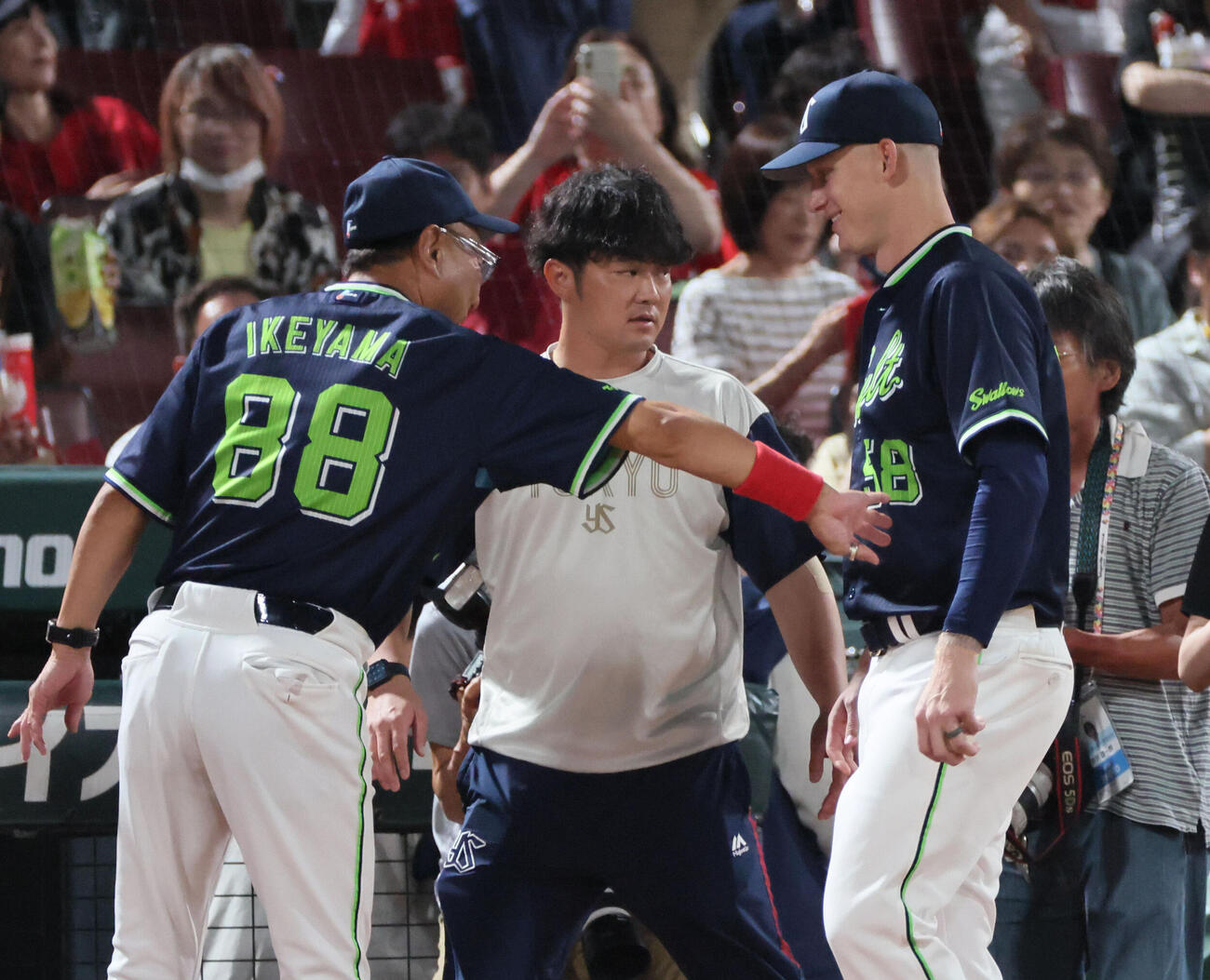 広島対ヤクルト　来日初勝利を池山隆寛監督（左）と喜ぶヤクルトナッシュ・ウォルターズ（撮影・加藤孝規）