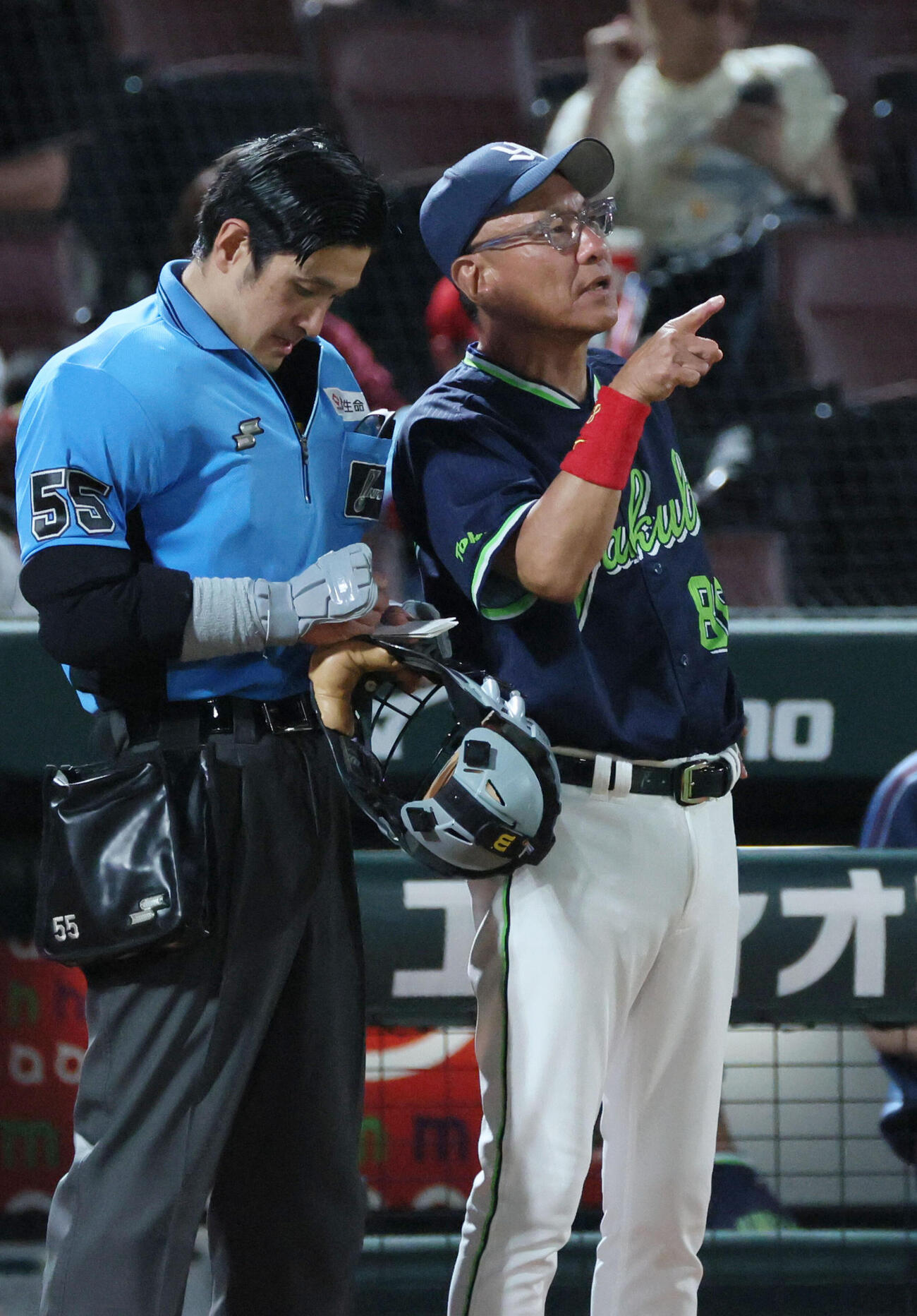 広島対ヤクルト　9回表終了時、交代を告げるヤクルト池山隆寛監督（撮影・加藤孝規）