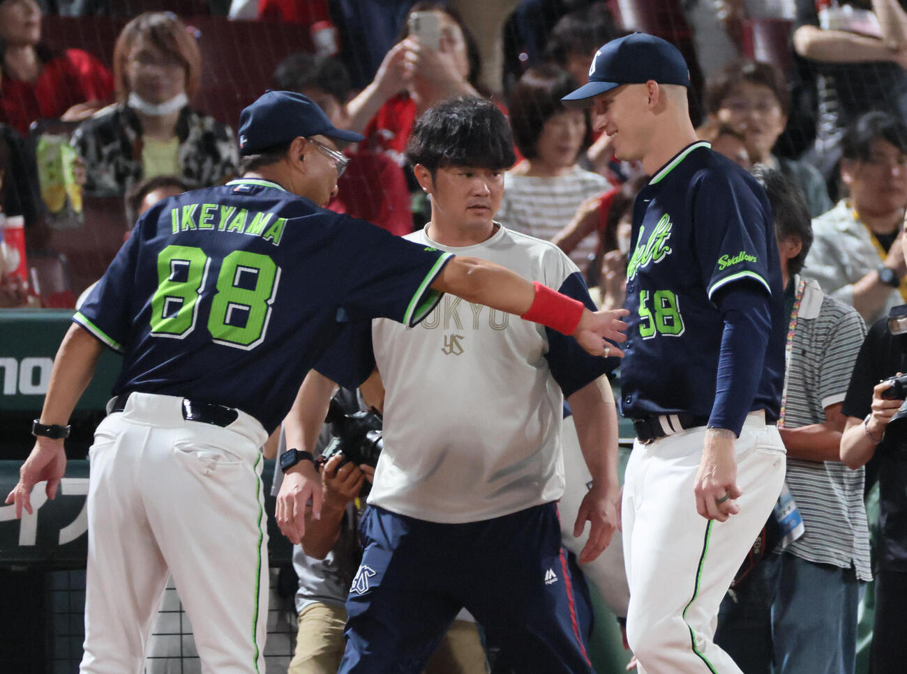 広島対ヤクルト　来日初勝利を池山隆寛監督（左）と喜ぶヤクルトナッシュ・ウォルターズ（撮影・加藤孝規）