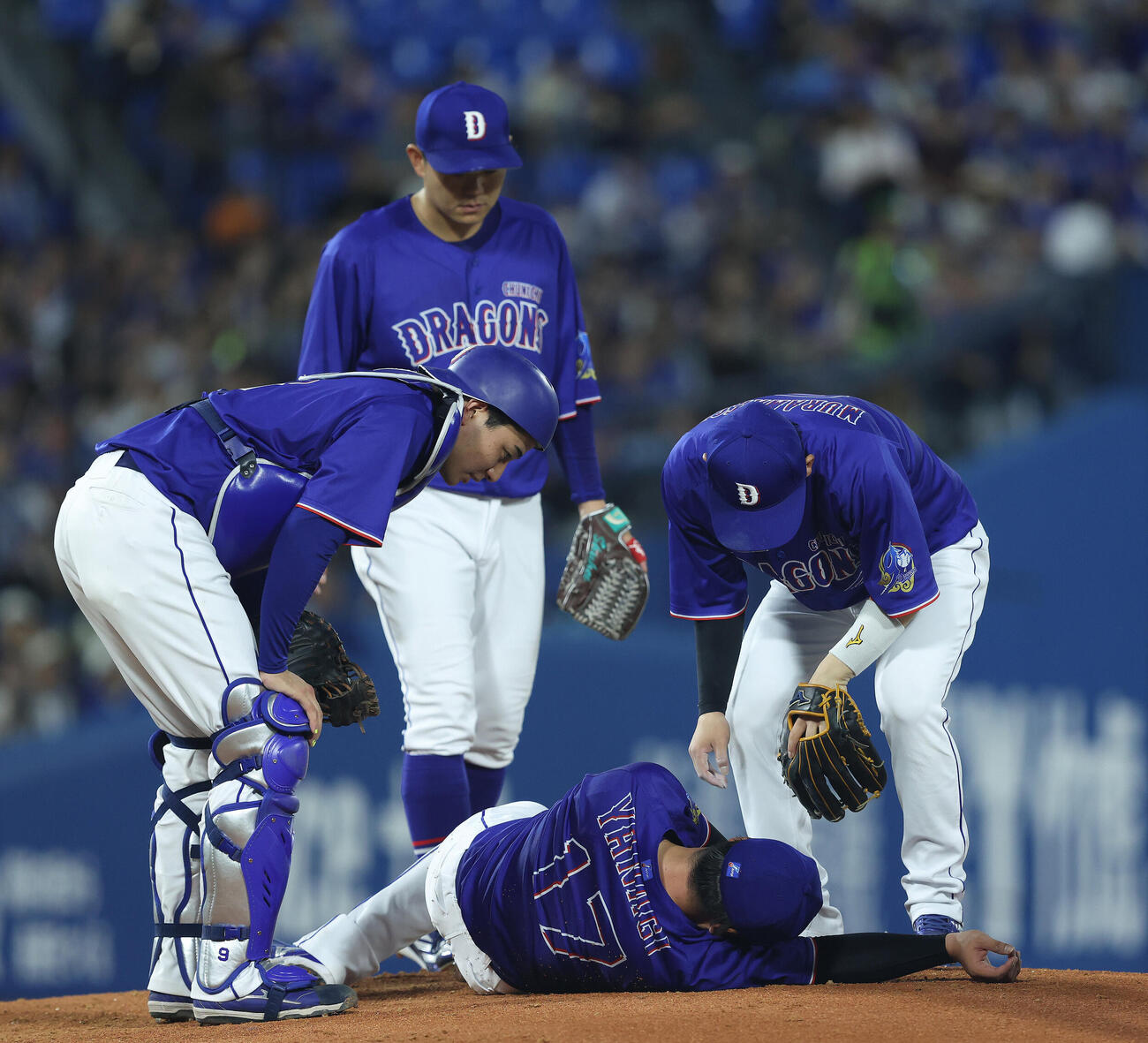 DeNA対中日　4回裏DeNA2死、エンカーナシオンの投前内野安打で倒れ込む柳裕也（撮影・河田真司）