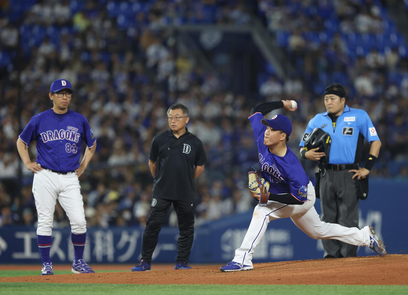 DeNA対中日　4回裏DeNA2死、治療を終えマウンドに戻る柳裕也（撮影・河田真司）