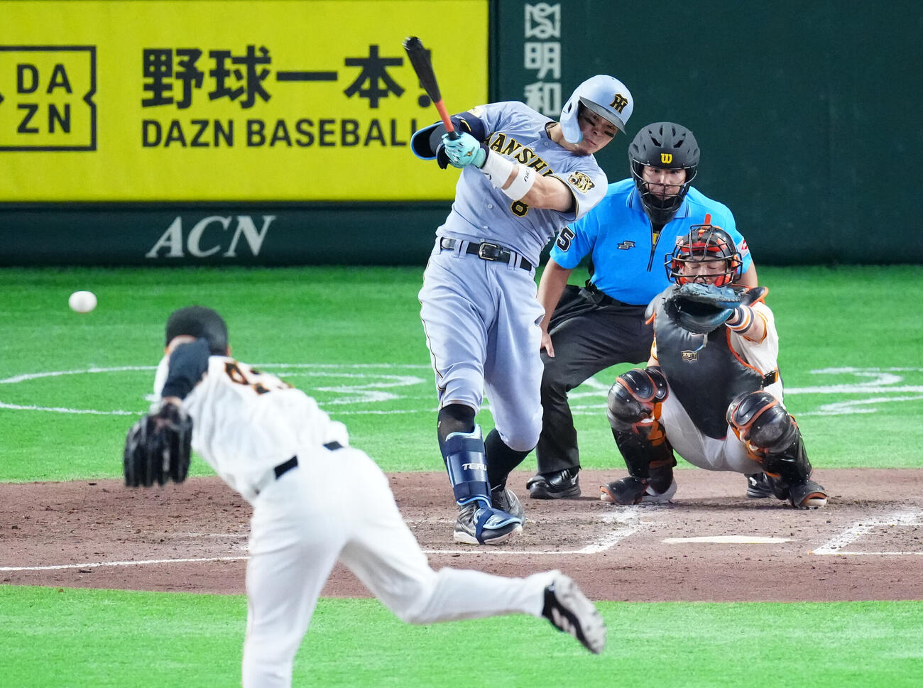 巨人対阪神　5回表阪神無死一塁二塁打を放つ佐藤輝明。投手則本昂大（撮影・江口和貴）