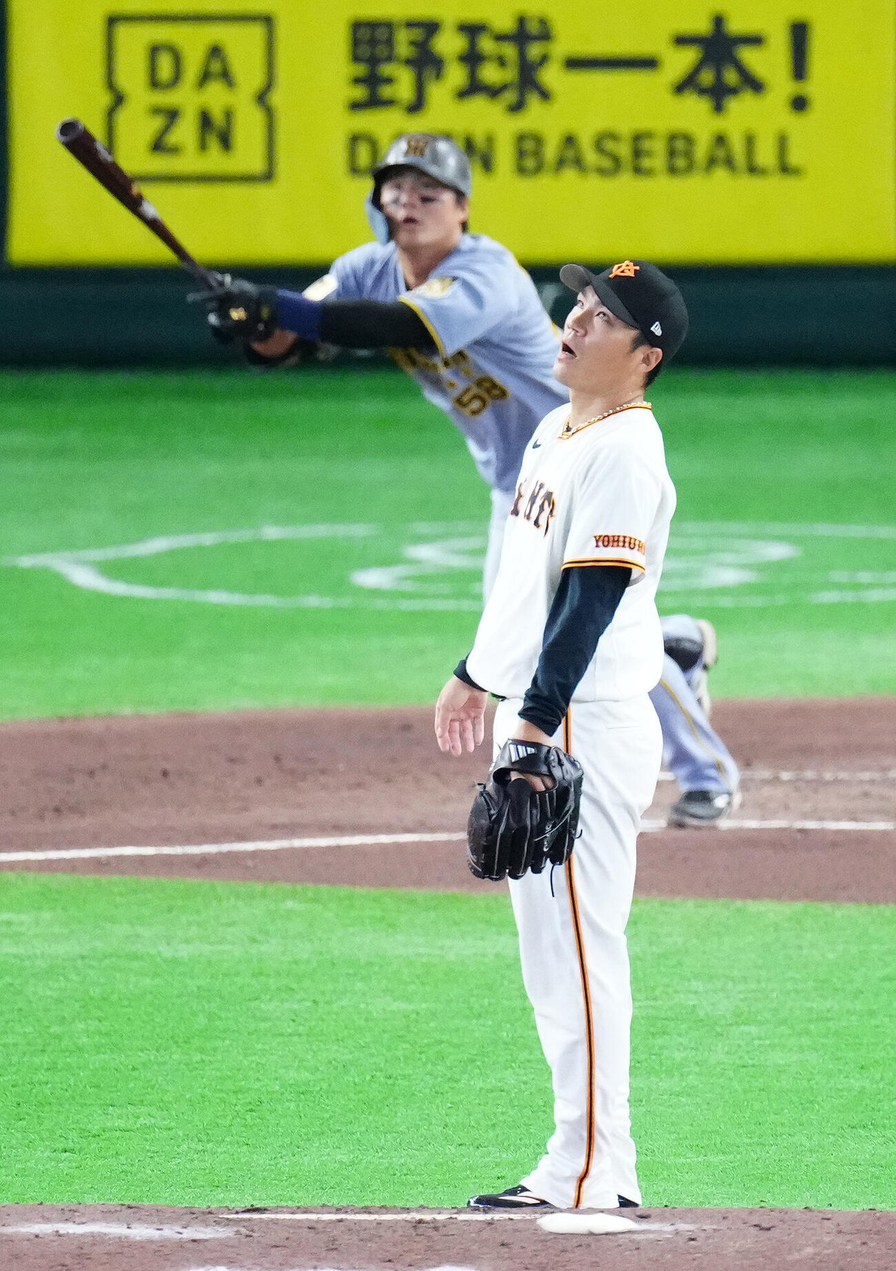 巨人対阪神　2回表阪神1死一塁、前川右京（後方）に2点本塁打を浴びる則本昂大（撮影・江口和貴）