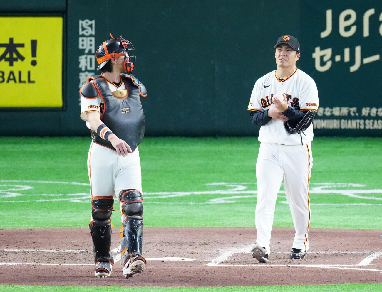 巨人対阪神　3回表阪神2死一、二塁、佐藤輝明に適時二塁打を浴びた則本昂大。左は捕手小林誠司（撮影・江口和貴）