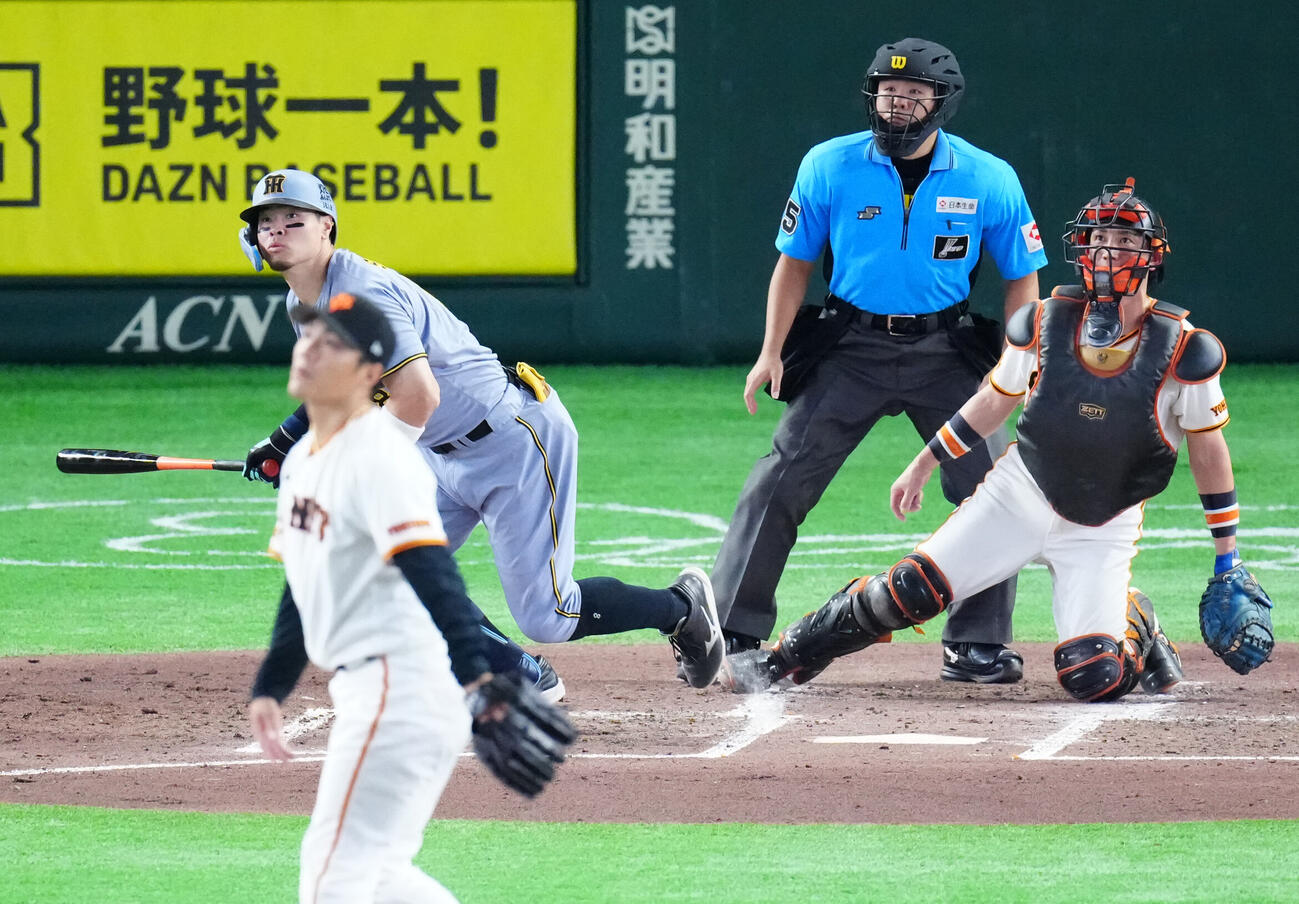 巨人対阪神　3回表阪神2死一、二塁、適時二塁打を放つ佐藤輝明。投手則本昂大（撮影・江口和貴）