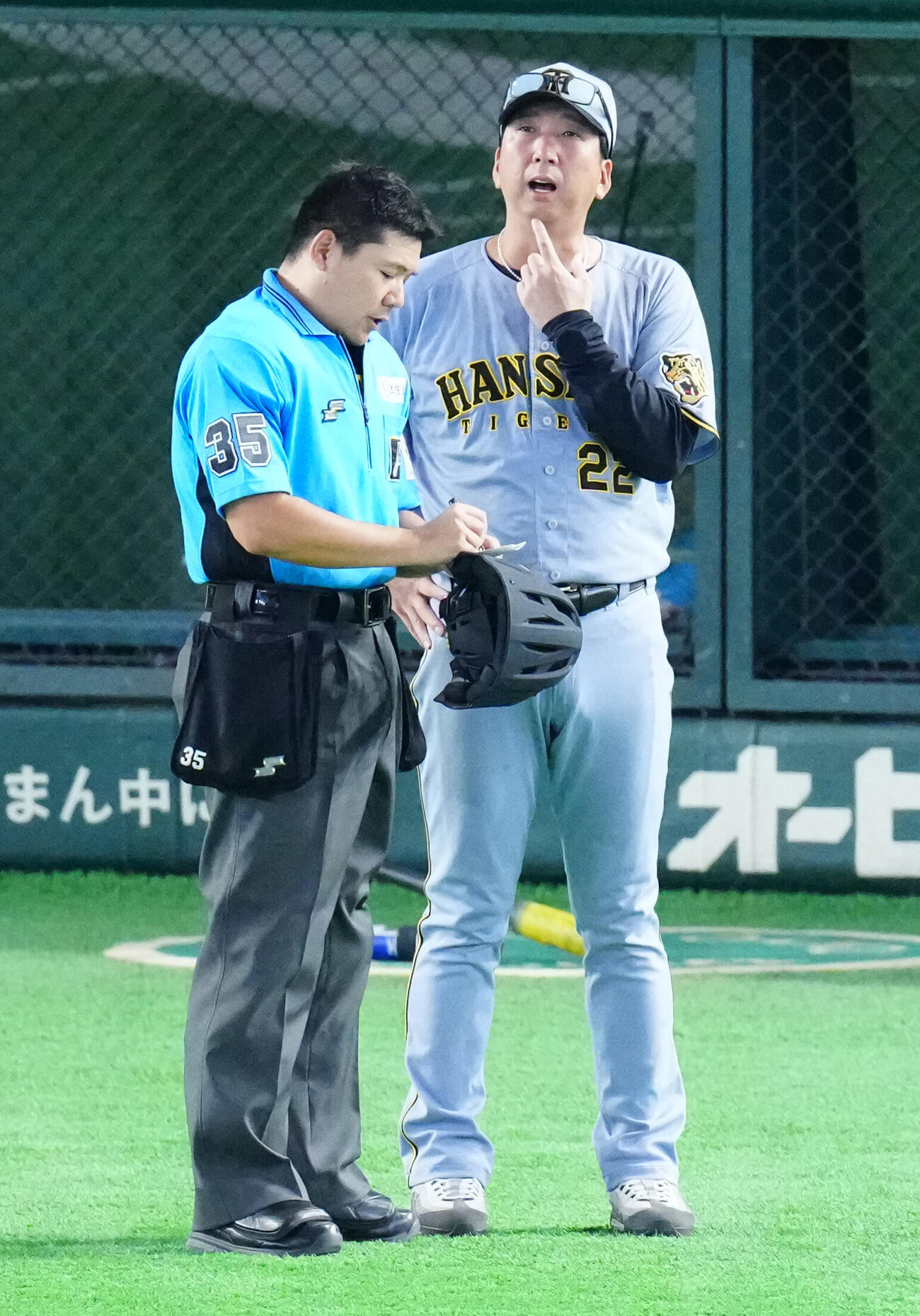 巨人対阪神　7回裏開始前、選手交代を告げる阪神藤川球児監督（右）（撮影・江口和貴）