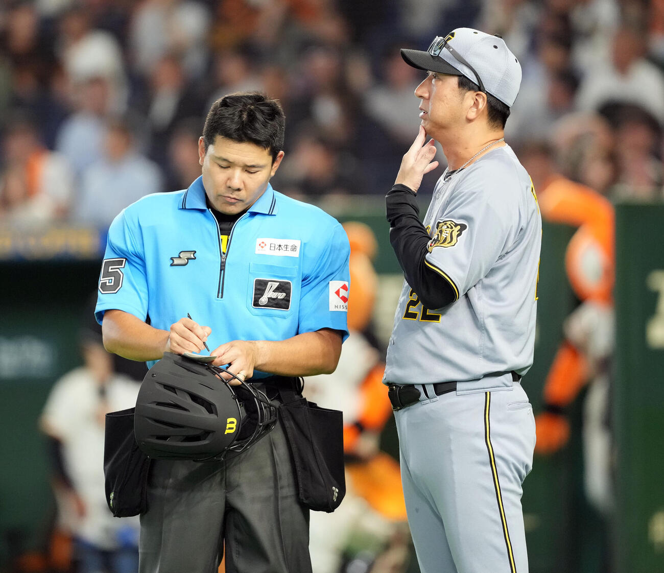 巨人対阪神　6回裏、選手の交代を告げる阪神藤川球児監督（撮影・たえ見朱実）