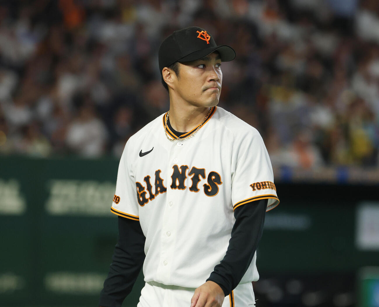巨人対阪神　3回表を終え悔しい表情でベンチに戻る巨人則本昂大（撮影・増田悦実）