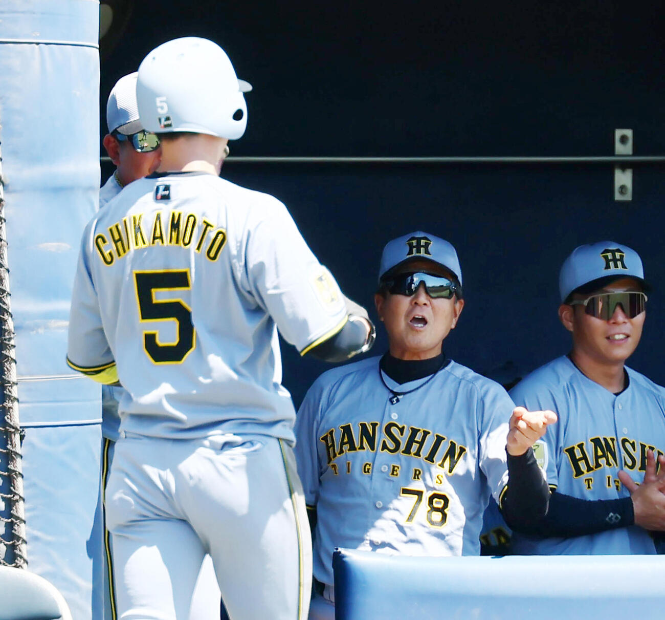 オリックス対阪神　3回表阪神1死一、三塁、立石正広の適時打で生還した近本光司（左）をベンチで迎える平田勝男2軍監督　（撮影・加藤哉）