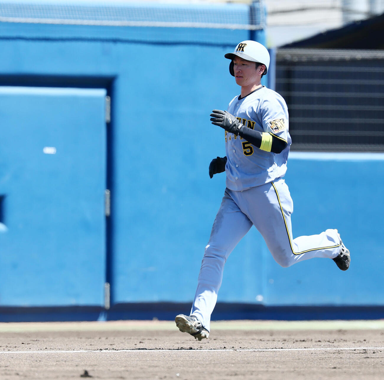 オリックス対阪神　3回表阪神1死一、三塁、立石正広の適時打で生還する三走近本光司　（撮影・加藤哉）