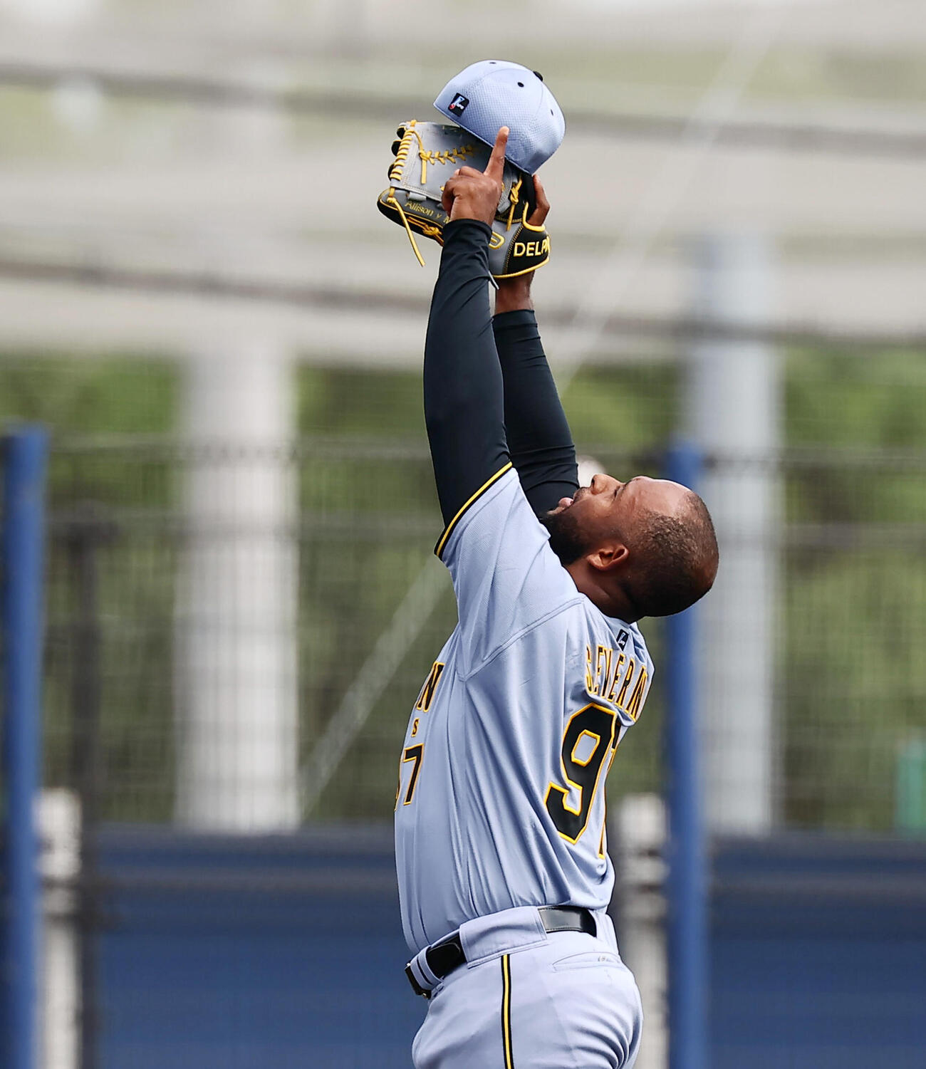 オリックス対阪神　7回裏オリックス2死一塁、阪神2番手で登板したアンダーソン・セベリーノは代打ボブ・シーモアを三邪飛に仕留め空へ向け腕を高く伸ばした　（撮影・加藤哉）