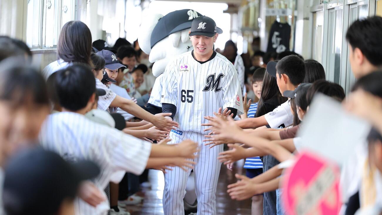マリーンズ算数ドリル令和8年度夏季号の贈呈式に出席したロッテ寺地隆成（球団提供）