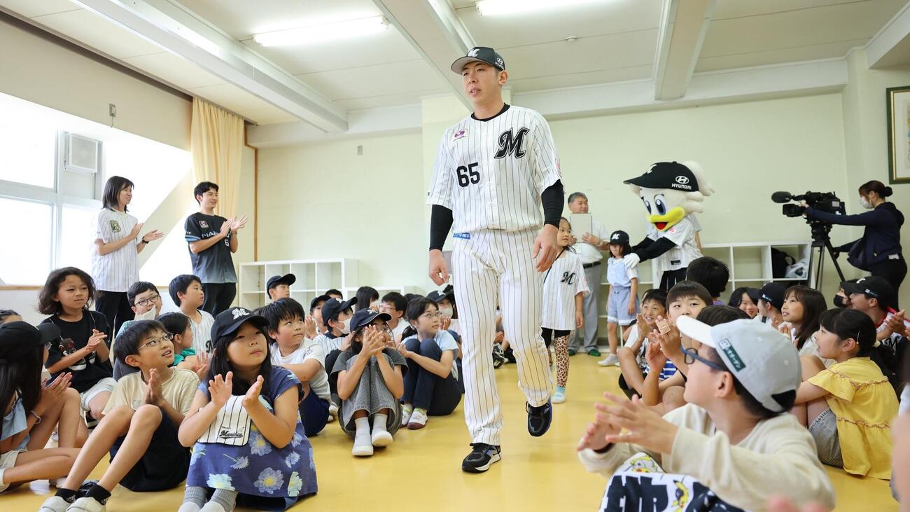 マリーンズ算数ドリル令和8年度夏季号の贈呈式に出席したロッテ寺地隆成（球団提供）