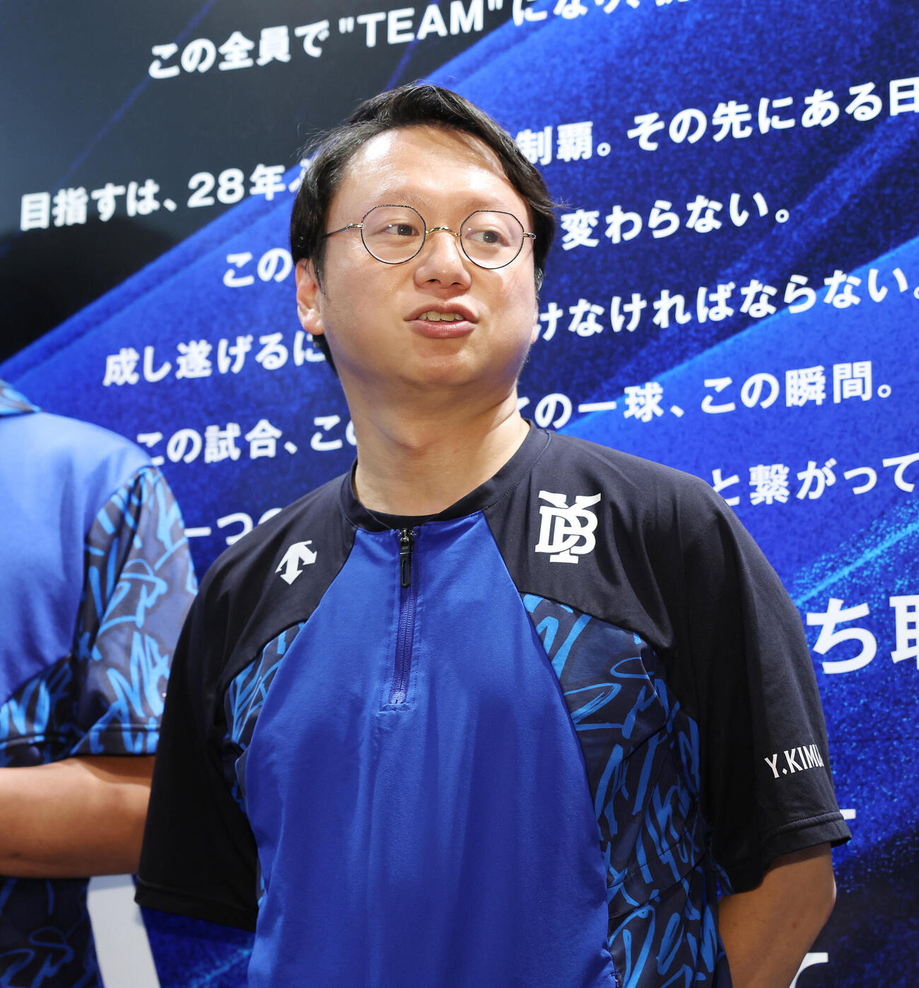 DeNA対巨人　試合前、囲み取材に応じるDeNA木村洋太球団社長（撮影・宮地輝）