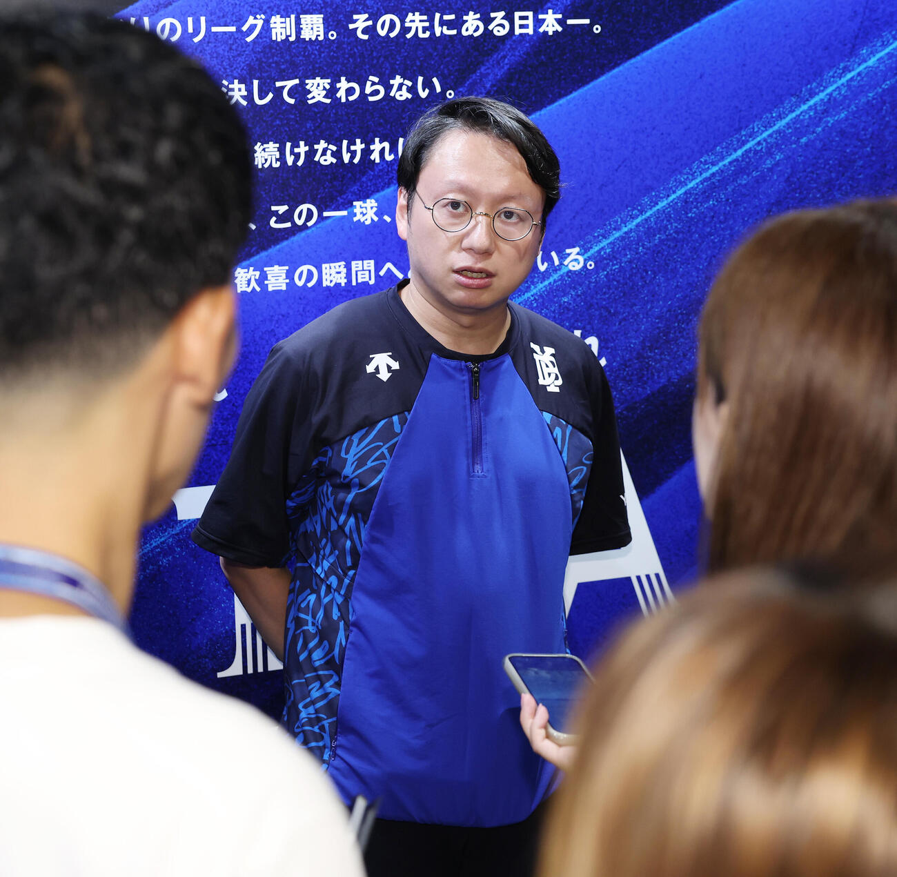 DeNA対巨人　試合前、囲み取材に応じるDeNA木村洋太球団社長（撮影・宮地輝）