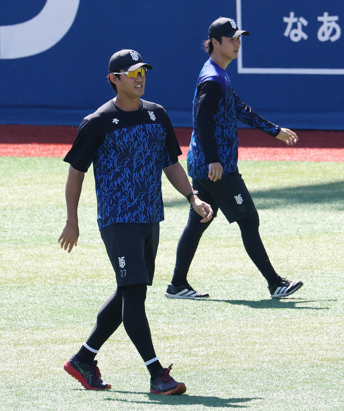 DeNA対巨人　試合前練習に臨むDeNA藤浪晋太郎（左）と浜地真澄（撮影・宮地輝）