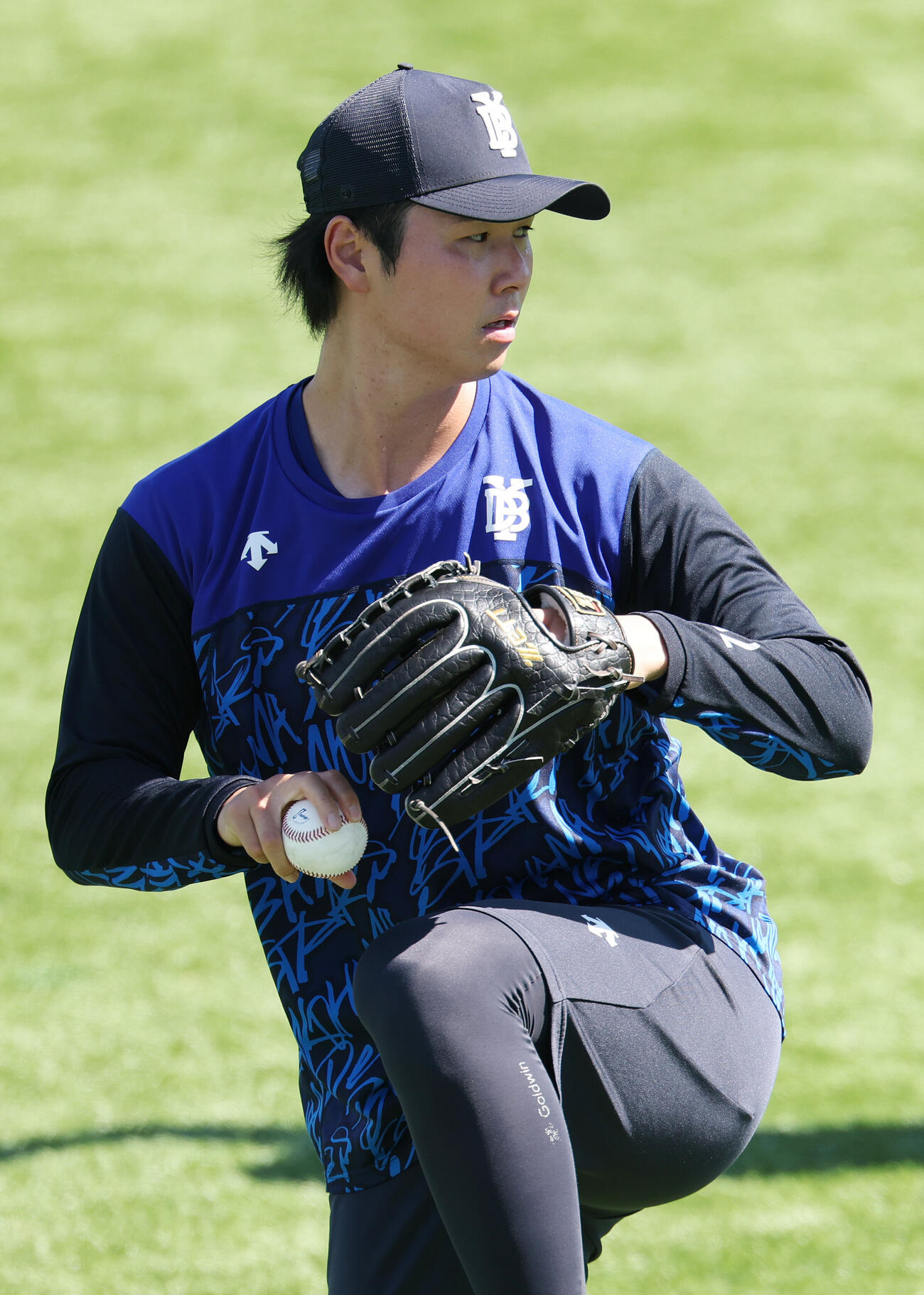 DeNA対巨人　試合前練習でキャッチボールするDeNA浜地真澄（撮影・宮地輝）