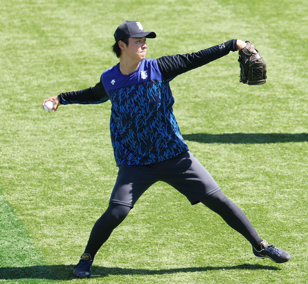 DeNA対巨人　試合前練習でキャッチボールするDeNA浜地真澄（撮影・宮地輝）