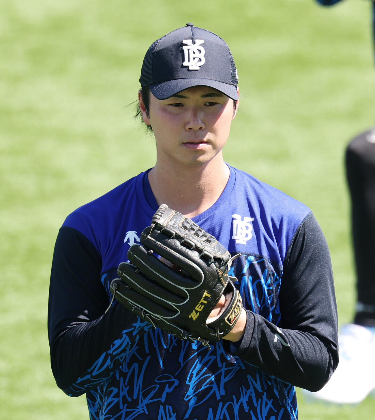 DeNA対巨人　試合前練習でキャッチボールするDeNA浜地真澄（撮影・宮地輝）
