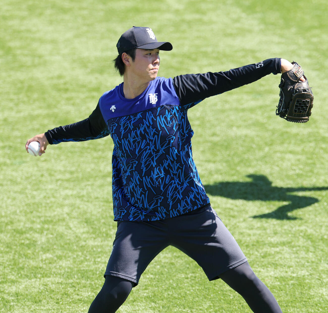 DeNA対巨人　試合前練習でキャッチボールするDeNA浜地真澄（撮影・宮地輝）