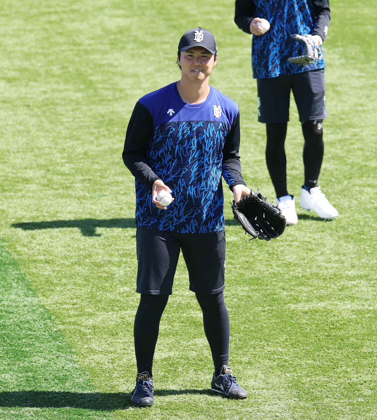 DeNA対巨人　試合前練習でキャッチボールするDeNA浜地真澄（撮影・宮地輝）
