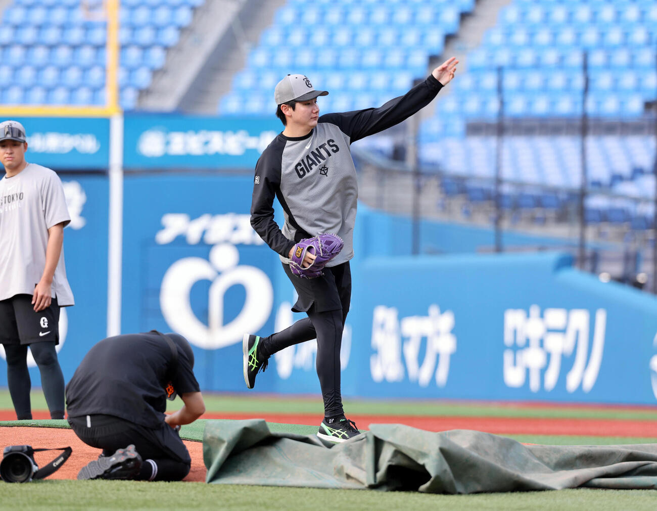 DeNA対巨人　マウンドを確認する巨人竹丸和幸（撮影・浅見桂子）