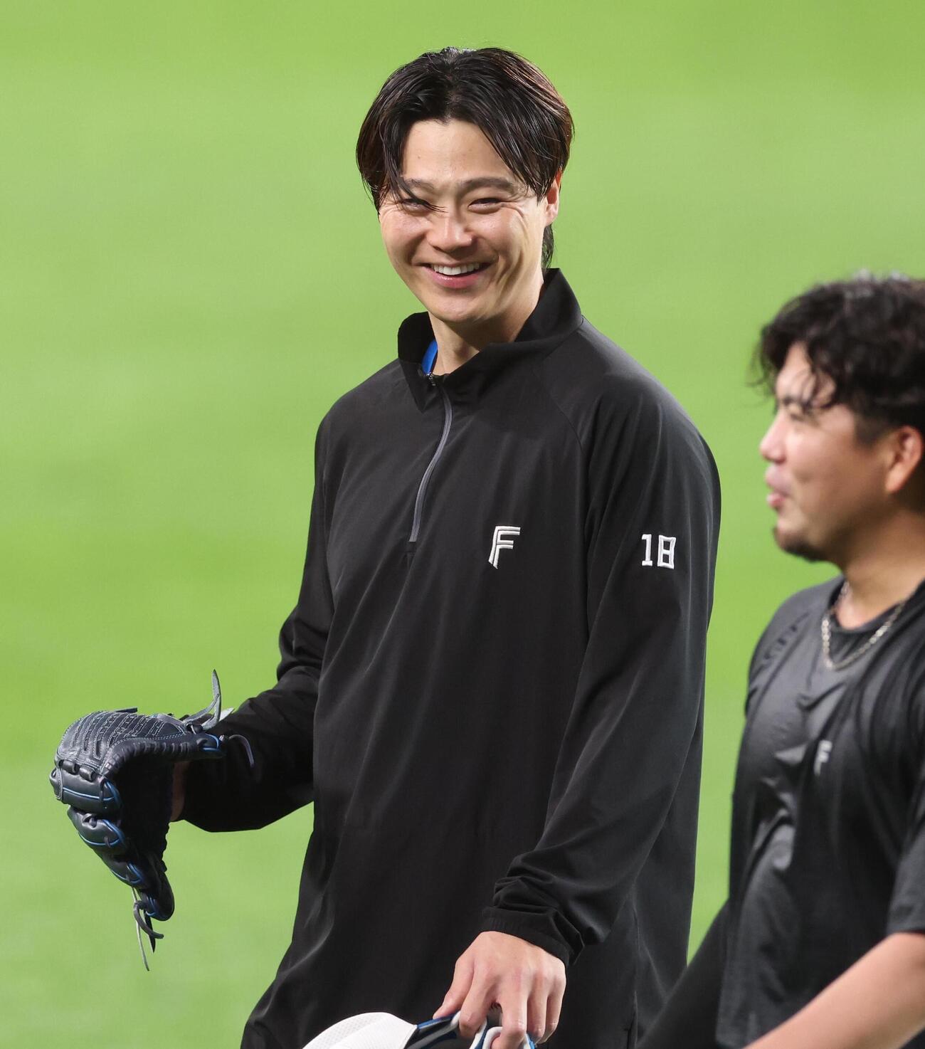 日本ハム対西武　笑顔で引き揚げる山崎福也（撮影・黒川智章）　