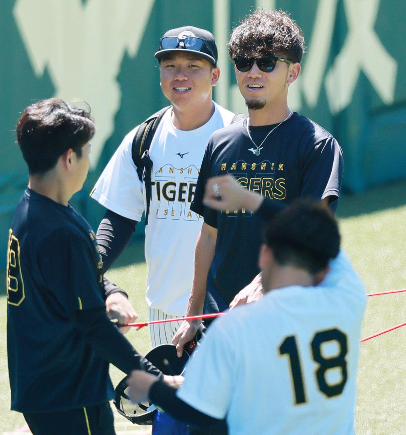 阪神対ヤクルト　試合前の練習で笑顔を見せる阪神伊藤将司（右）。左は村上頌樹（撮影・上山淳一）