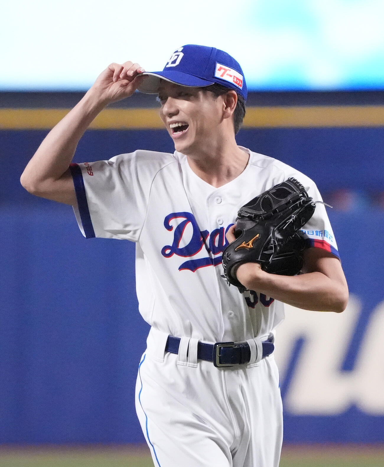 中日対広島　試合前、セレモニアルピッチを行う山崎育三郎（撮影・森本幸一）