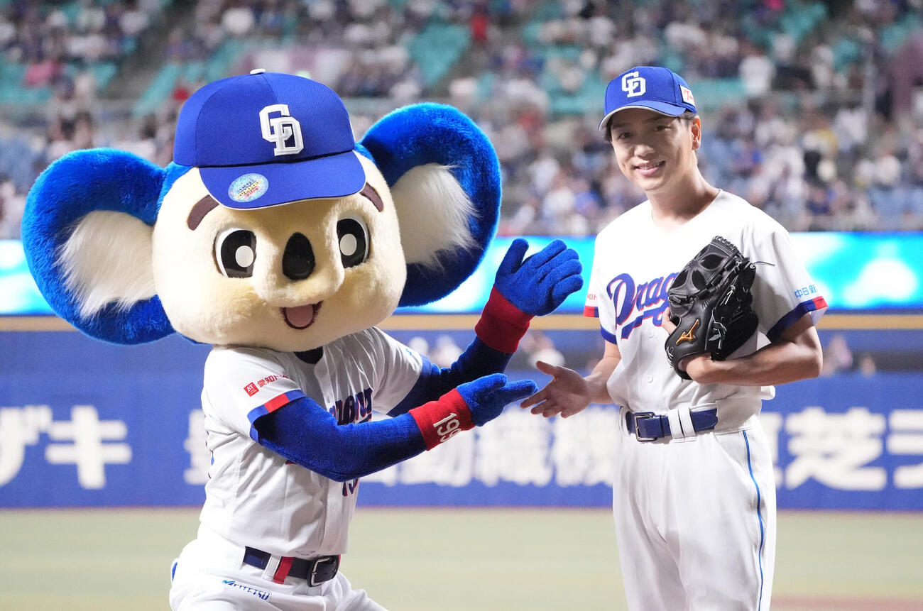 中日対広島　試合前、セレモニアルピッチを行いドアラ（左）と記念撮影に納まる山崎育三郎（撮影・森本幸一）