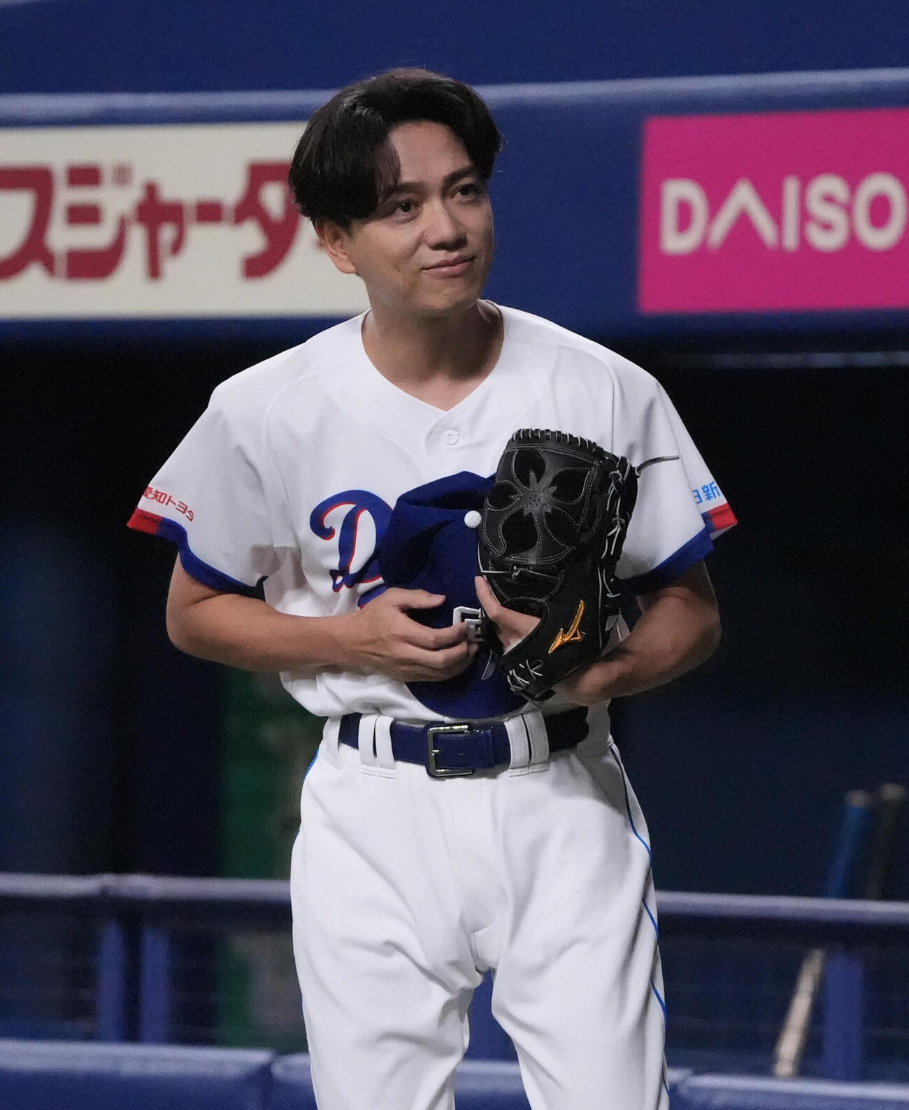 中日対広島　試合前、セレモニアルピッチを行う山崎育三郎（撮影・森本幸一）