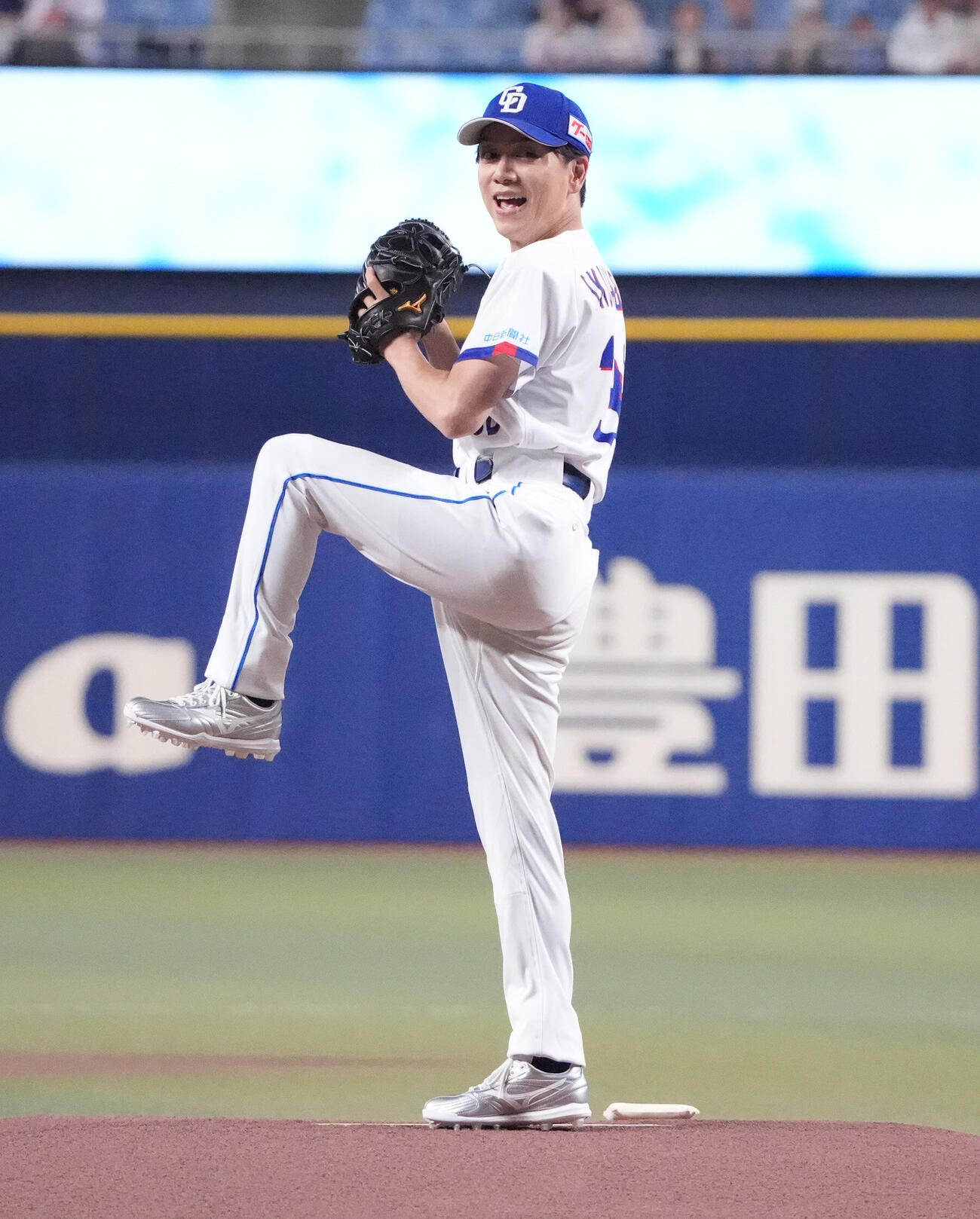 中日対広島　試合前、セレモニアルピッチを行う山崎育三郎（撮影・森本幸一）
