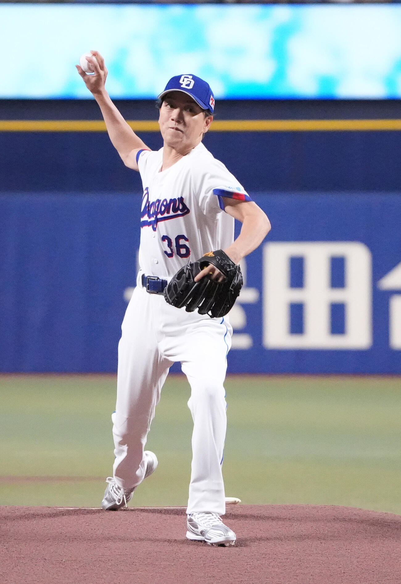 中日対広島　試合前、セレモニアルピッチを行う山崎育三郎（撮影・森本幸一）