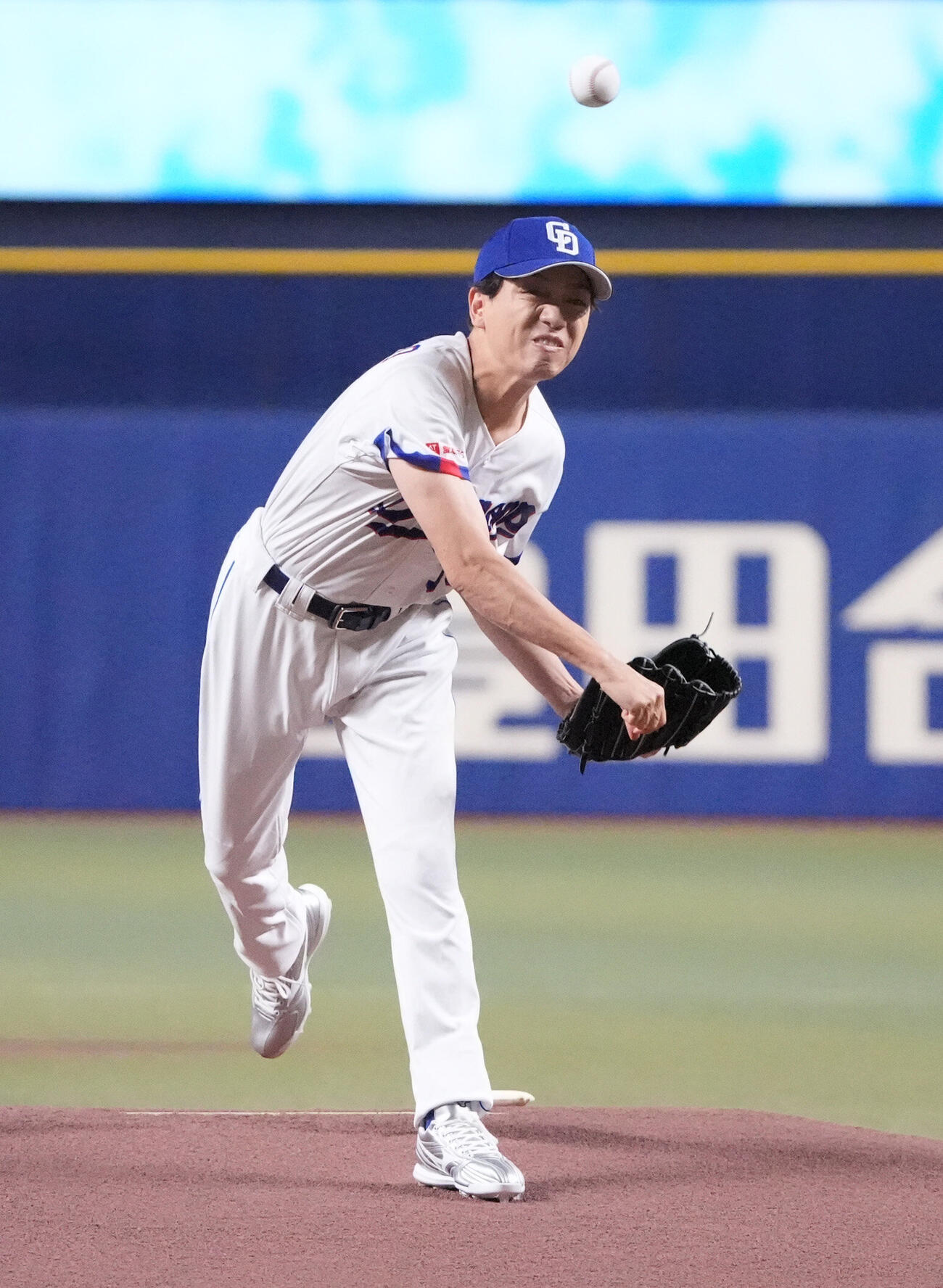 中日対広島　試合前、セレモニアルピッチを行う山崎育三郎（撮影・森本幸一）