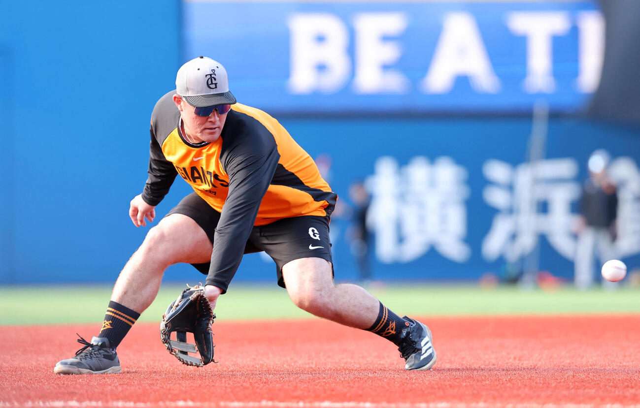 DeNA対巨人　ノックを受ける巨人砂川リチャード（撮影・浅見桂子）