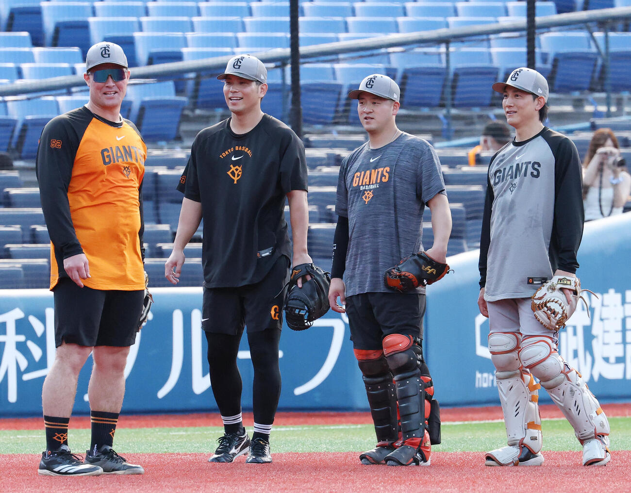 DeNA対巨人　試合前練習に臨む、左から巨人砂川リチャード、大城卓三、岸田行倫、小林誠司（撮影・宮地輝）