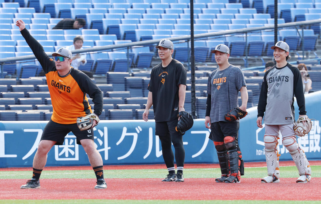 DeNA対巨人　試合前練習に臨む、左から巨人砂川リチャード、大城卓三、岸田行倫、小林誠司（撮影・宮地輝）