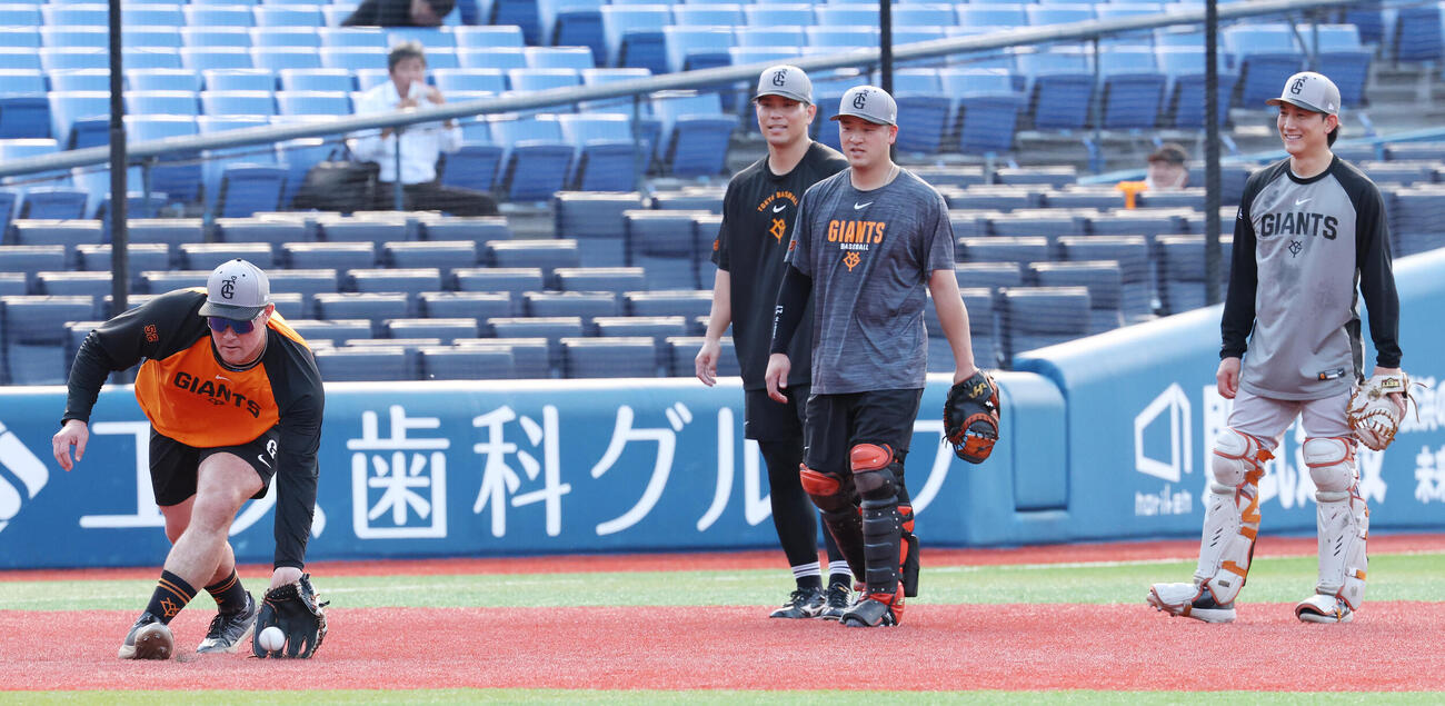 DeNA対巨人　試合前練習に臨む、左から巨人砂川リチャード、大城卓三、岸田行倫、小林誠司（撮影・宮地輝）
