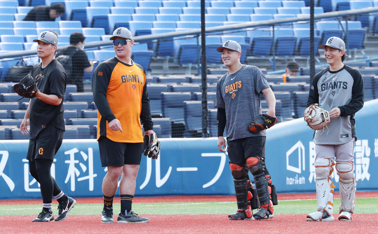 DeNA対巨人　試合前練習に臨む、左から巨人大城卓三、砂川リチャード、岸田行倫、小林誠司（撮影・宮地輝）