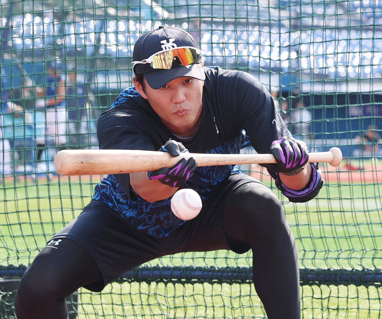 DeNA対巨人　試合前、バント練習するDeNA藤浪晋太郎（撮影・宮地輝）