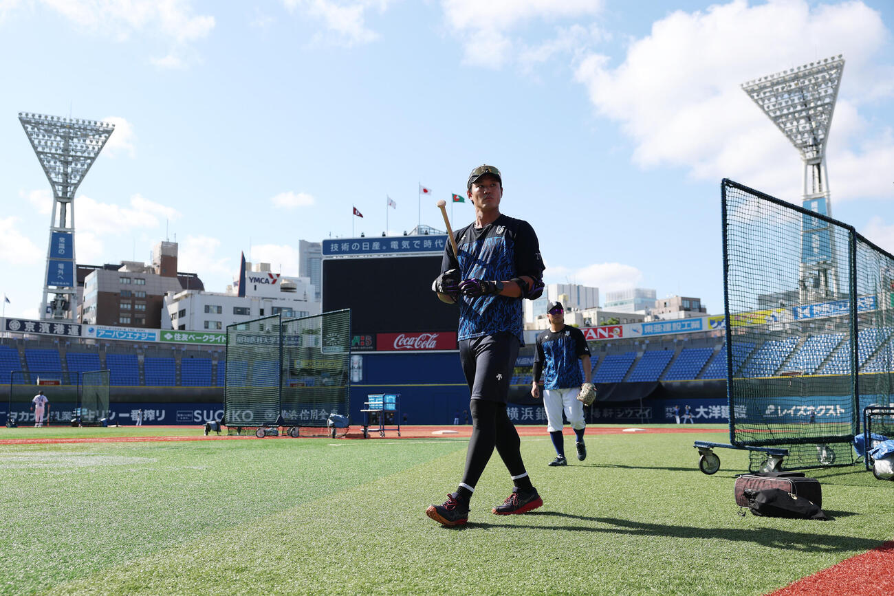 DeNA対巨人　試合前練習を終え引き揚げるDeNA藤浪晋太郎（撮影・宮地輝）