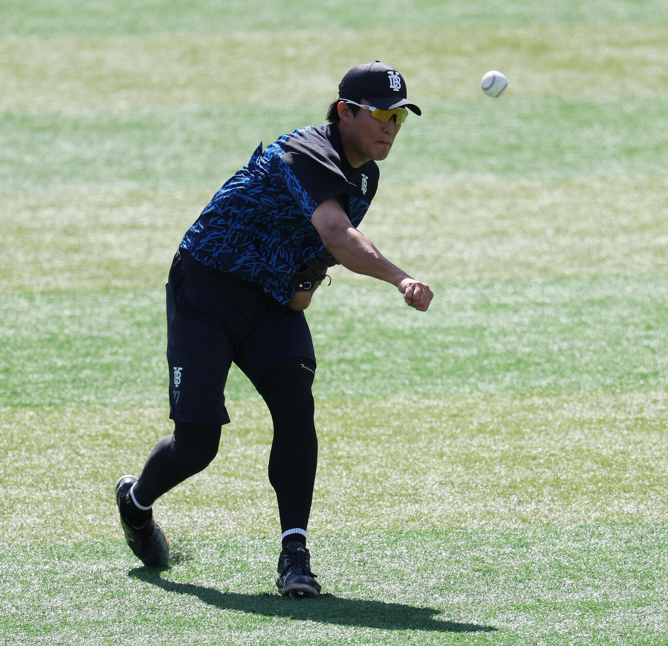DeNA対巨人　試合前練習でキャッチボールするDeNA藤浪晋太郎（撮影・宮地輝）