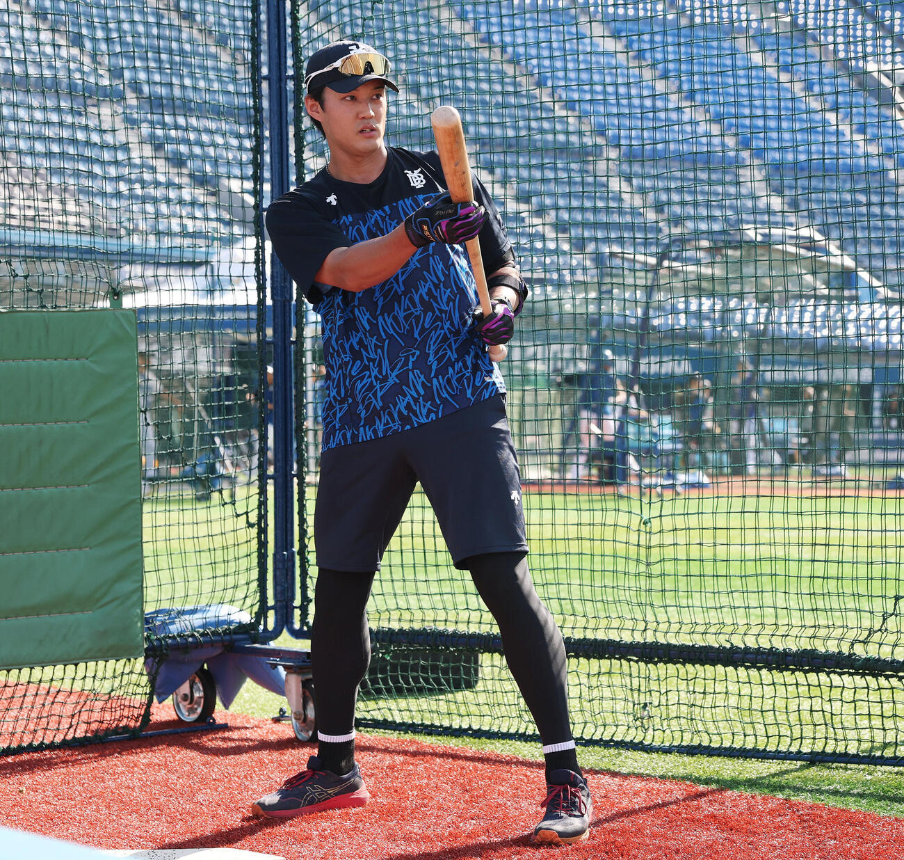DeNA対巨人　試合前、バント練習するDeNA藤浪晋太郎（撮影・宮地輝）