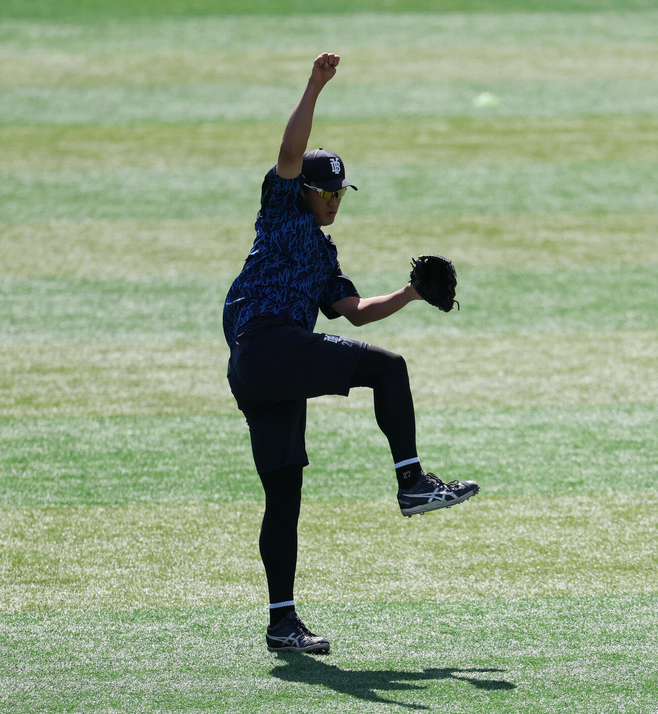DeNA対巨人　試合前練習でキャッチボールするDeNA藤浪晋太郎（撮影・宮地輝）